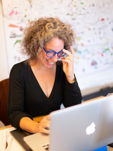 MOODASTIC / DA senior – curieuse, exigeante, et un brin solaire — design graphique rigoureux, joyeux et typographique